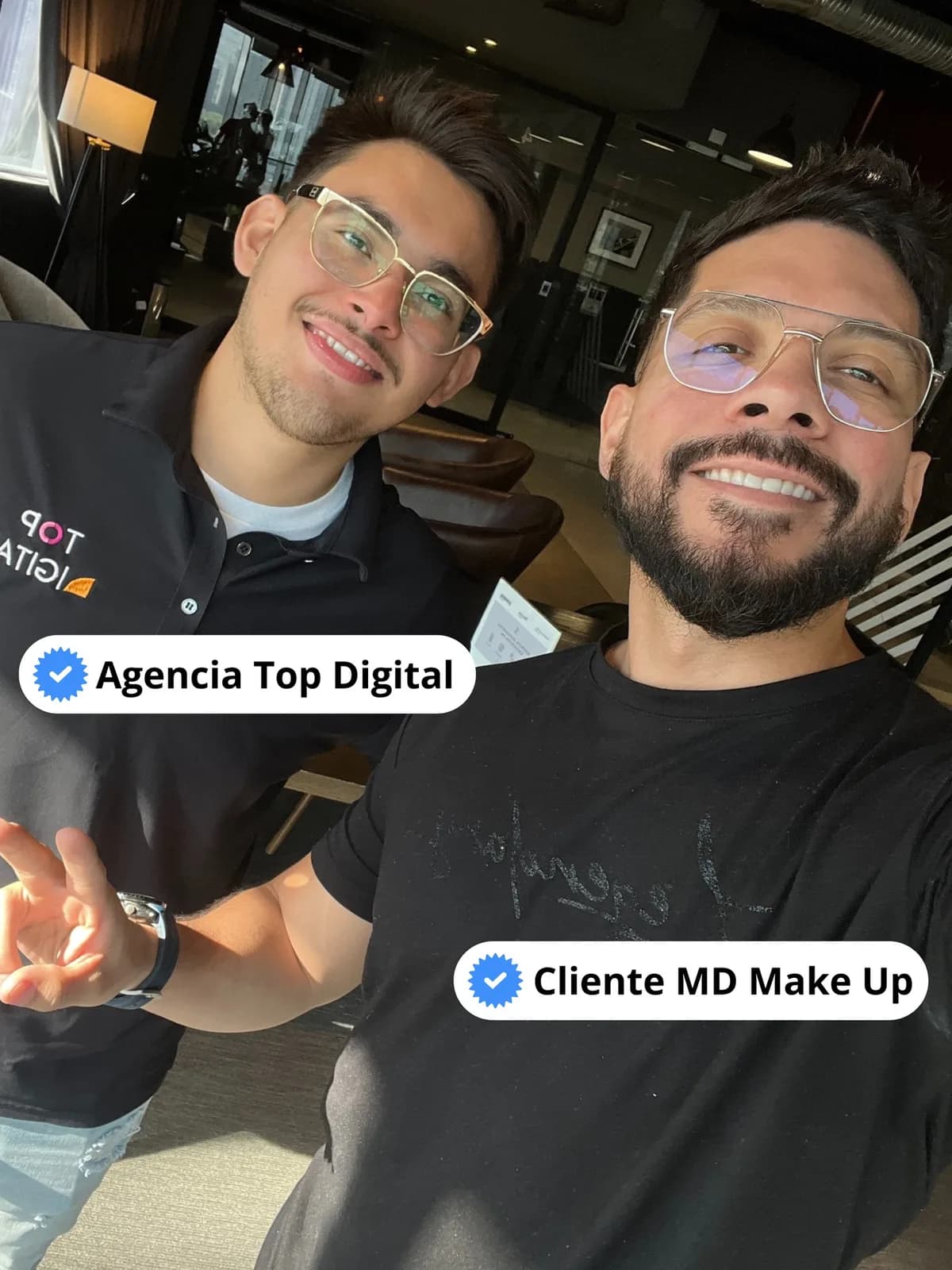 Integrante de Top Digital con el cliente de MD Make Up, los dos sonriendo a la cámara