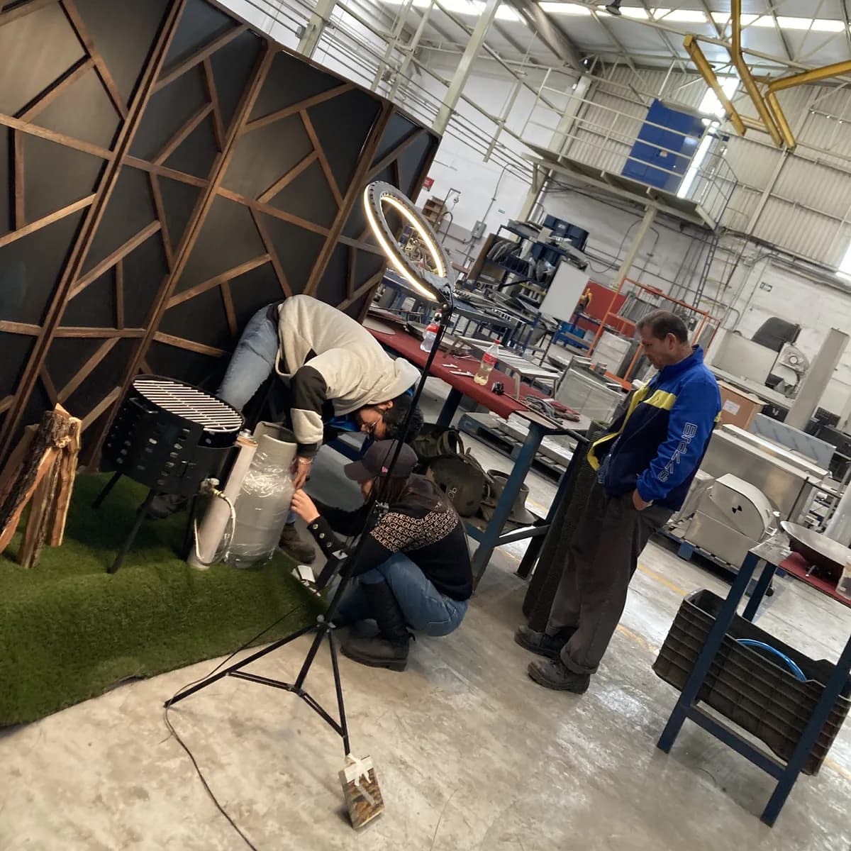 Sesión de fotos de producto en la planta de un cliente, con aro de luz y set de madera